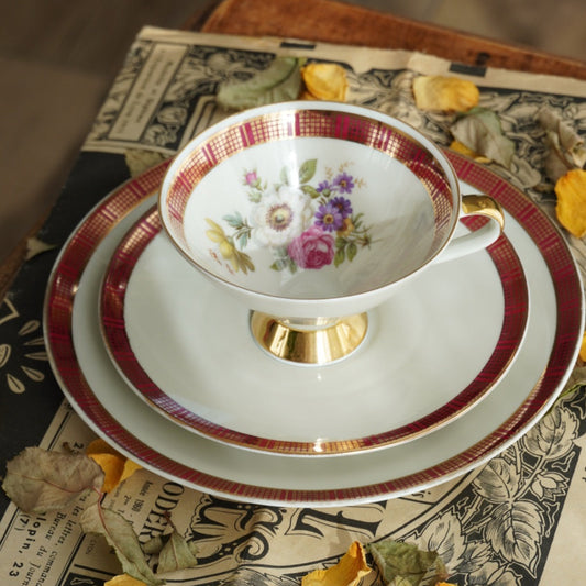 Tasse "Marili" en porcelaine allemande fleurie, dorée et rouge et son assiette à gâteau Bavaria