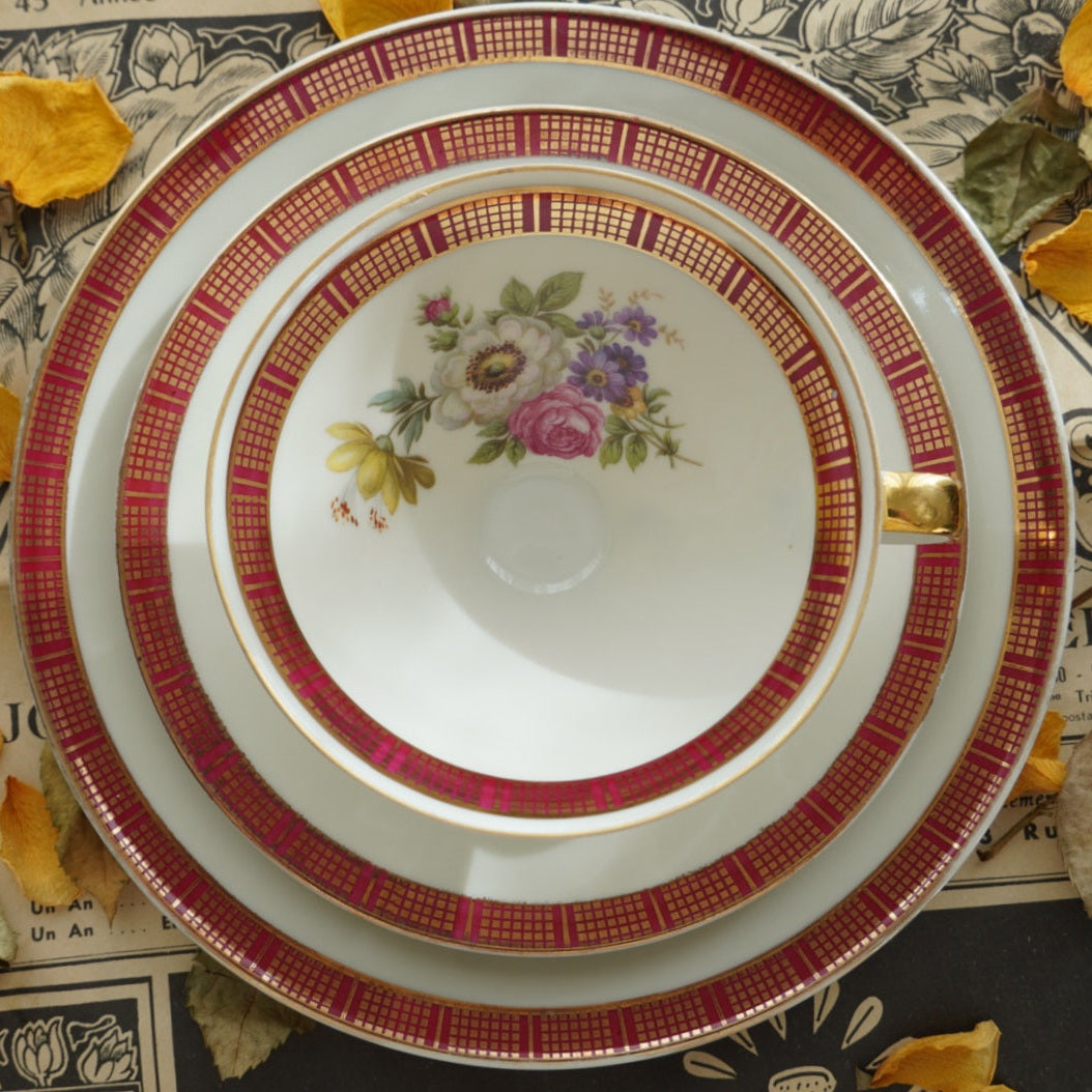 Tasse "Marili" en porcelaine allemande fleurie, dorée et rouge et son assiette à gâteau Bavaria