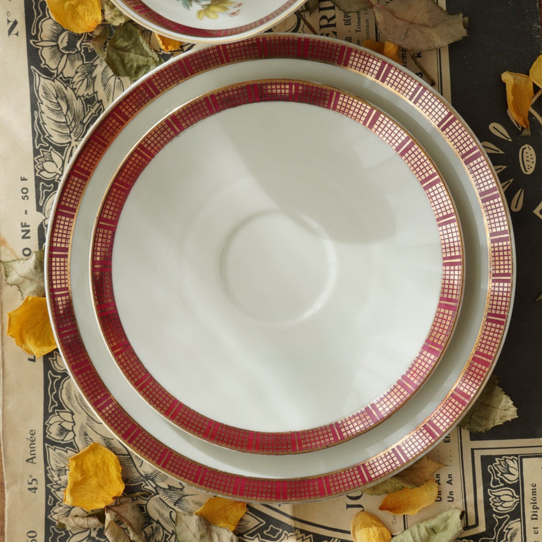 Tasse "Marili" en porcelaine allemande fleurie, dorée et rouge et son assiette à gâteau Bavaria