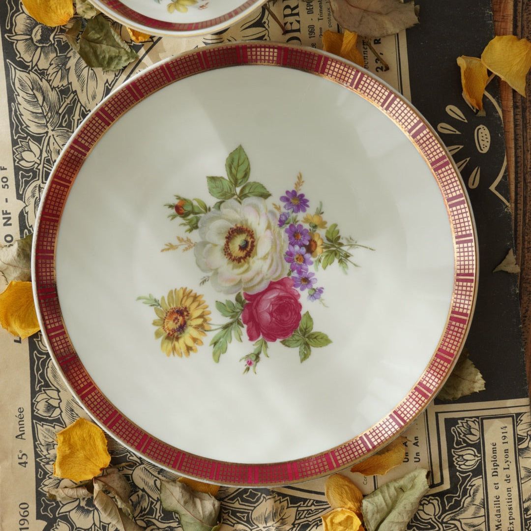 Tasse "Marili" en porcelaine allemande fleurie, dorée et rouge et son assiette à gâteau Bavaria