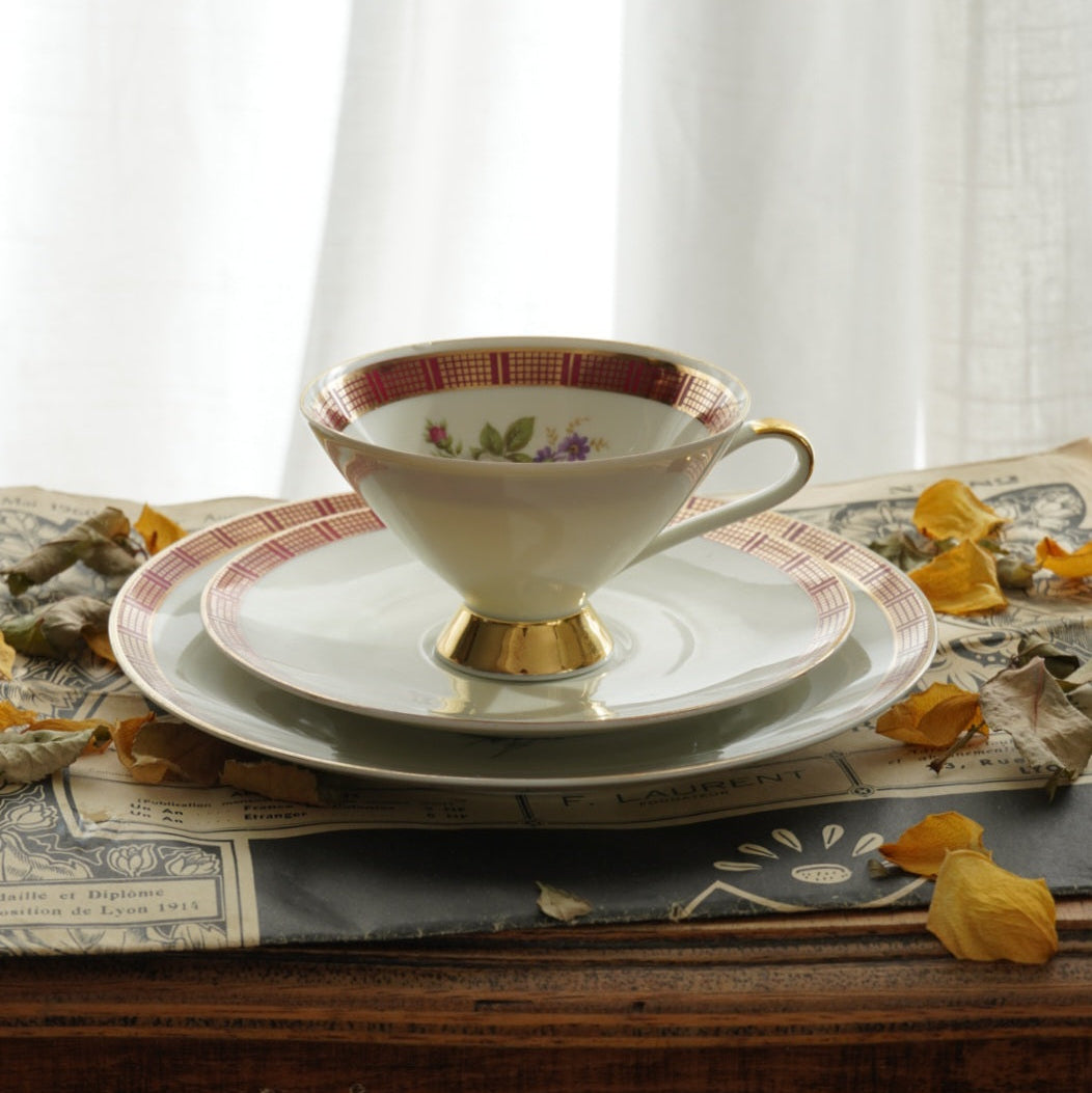 Tasse "Marili" en porcelaine allemande fleurie, dorée et rouge et son assiette à gâteau Bavaria