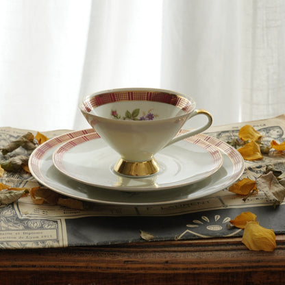 Tasse "Marili" en porcelaine allemande fleurie, dorée et rouge et son assiette à gâteau Bavaria