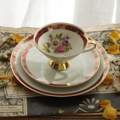 Tasse "Marili" en porcelaine allemande fleurie, dorée et rouge et son assiette à gâteau Bavaria