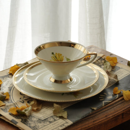 Tasse "Niny" en porcelaine allemande sur pied fleurie et dorée et son assiette à gâteau Bavaria Qualitäts-Porzellan
