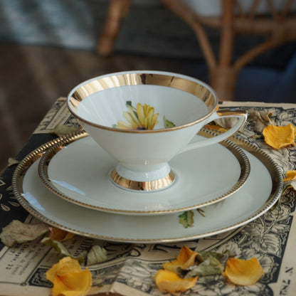 Tasse "Niny" en porcelaine allemande sur pied fleurie et dorée et son assiette à gâteau Bavaria Qualitäts-Porzellan