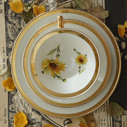 Tasse "Niny" en porcelaine allemande sur pied fleurie et dorée et son assiette à gâteau Bavaria Qualitäts-Porzellan