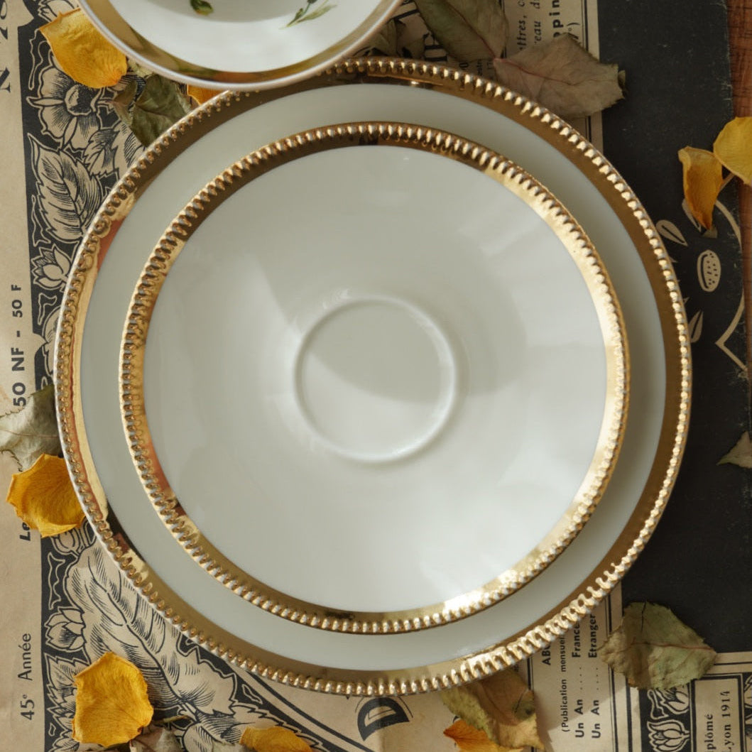 Tasse "Niny" en porcelaine allemande sur pied fleurie et dorée et son assiette à gâteau Bavaria Qualitäts-Porzellan