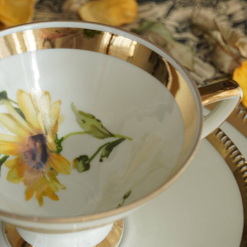 Tasse "Niny" en porcelaine allemande sur pied fleurie et dorée et son assiette à gâteau Bavaria Qualitäts-Porzellan