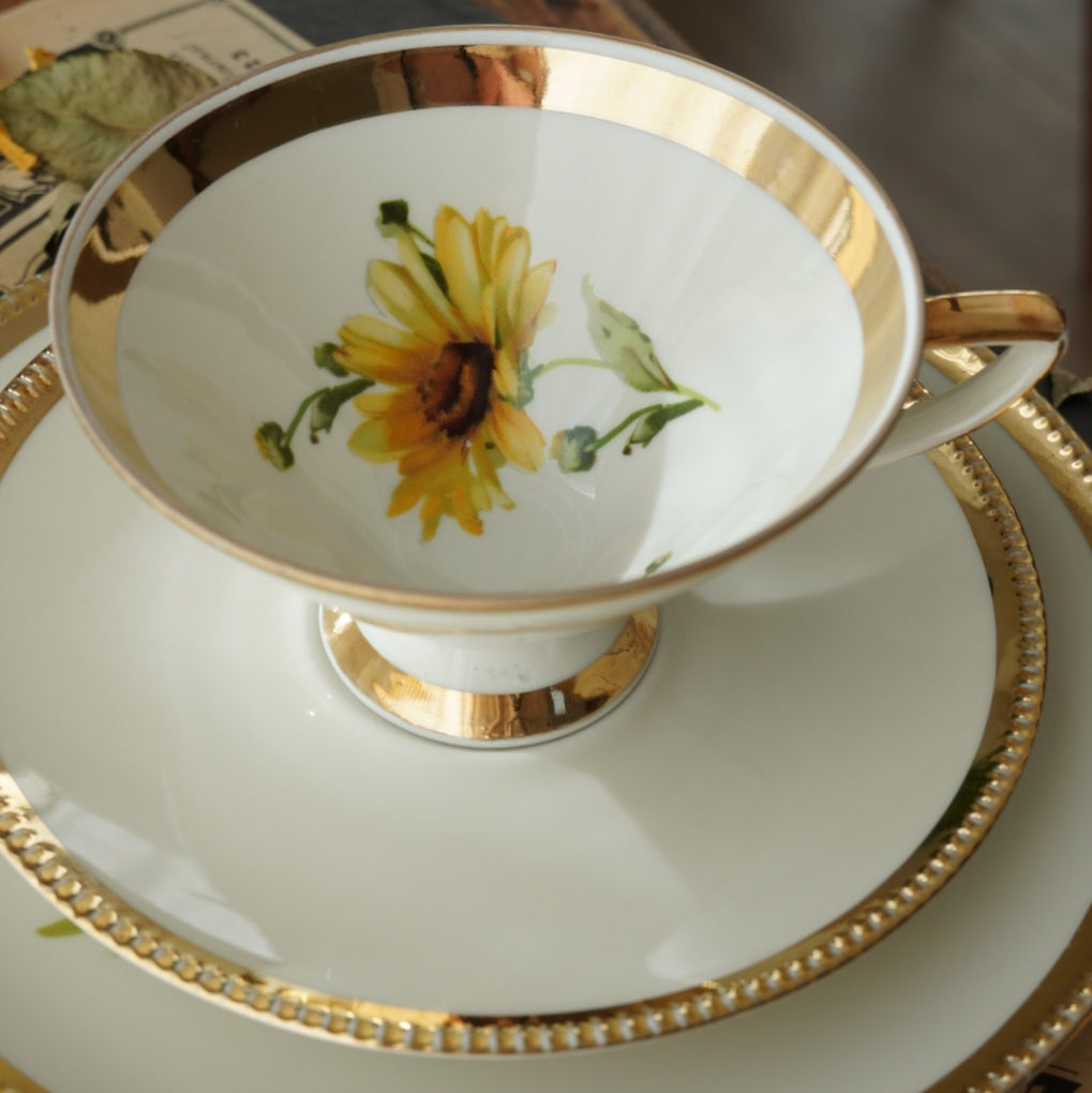 Tasse "Niny" en porcelaine allemande sur pied fleurie et dorée et son assiette à gâteau Bavaria Qualitäts-Porzellan