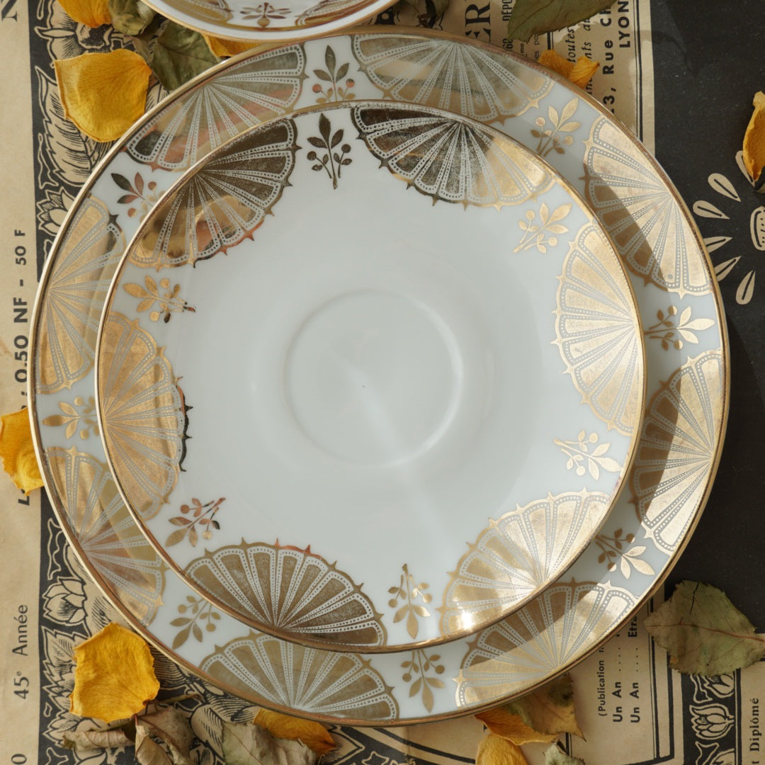 Tasse "Alfonsina" en porcelaine allemande sur pied fleurie et dorée et son assiette à gâteau Winterling Marktleuthen bavaria