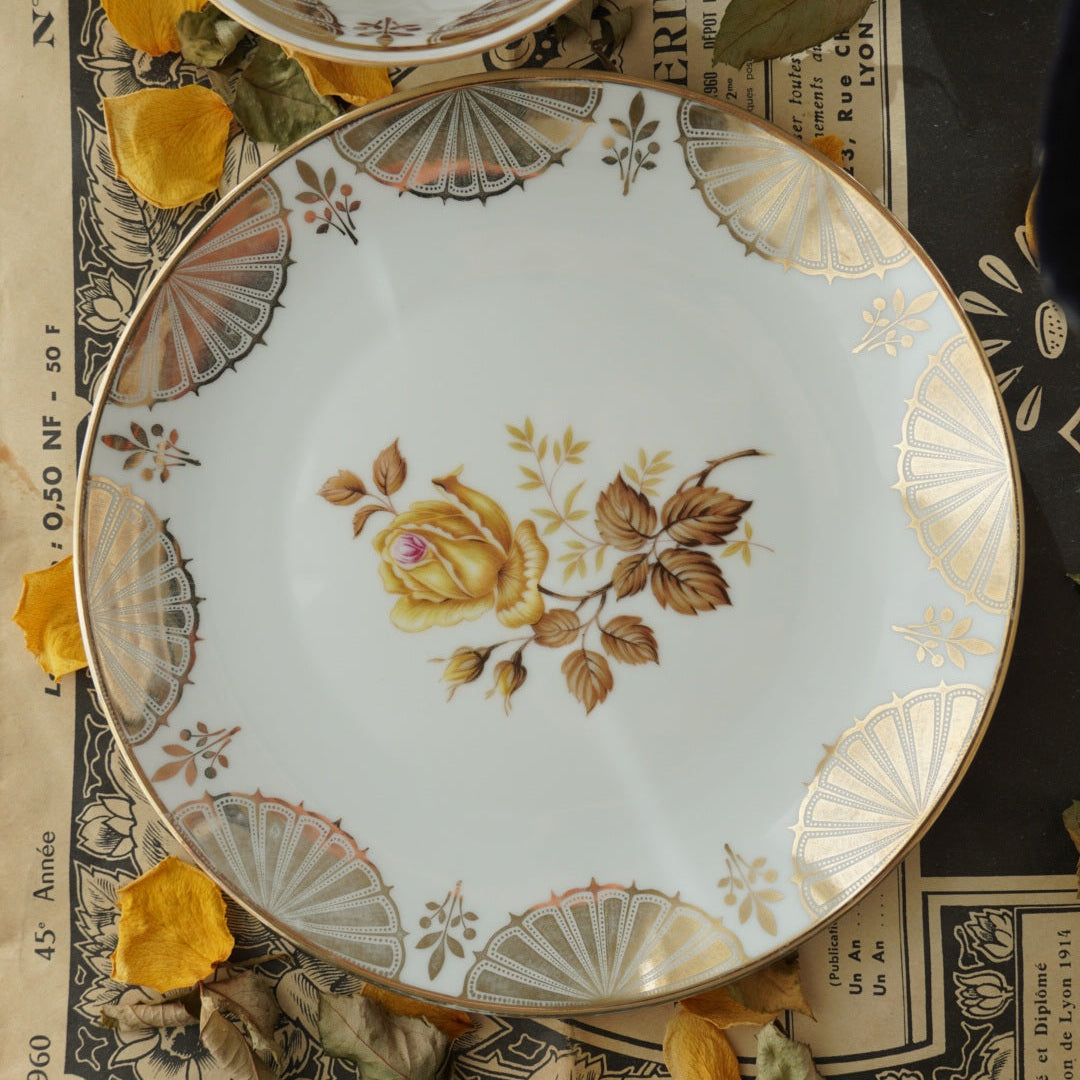 Tasse "Alfonsina" en porcelaine allemande sur pied fleurie et dorée et son assiette à gâteau Winterling Marktleuthen bavaria