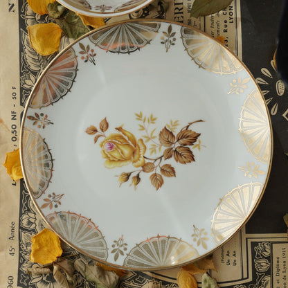 Tasse "Alfonsina" en porcelaine allemande sur pied fleurie et dorée et son assiette à gâteau Winterling Marktleuthen bavaria
