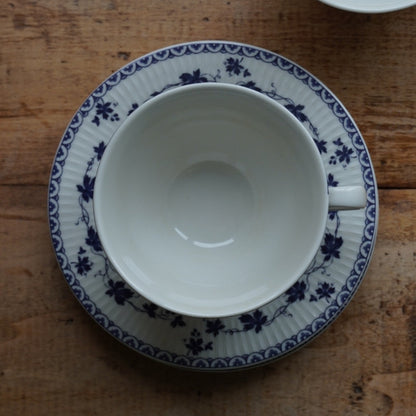 Tête-à-tête de tasses "Bluebell" en porcelaine anglaise côtelée au décor de vigne bleutée Royal Doulton modèle Yorktown