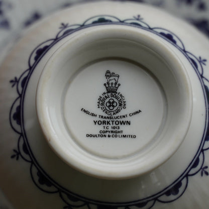 Tête-à-tête de tasses "Bluebell" en porcelaine anglaise côtelée au décor de vigne bleutée Royal Doulton modèle Yorktown