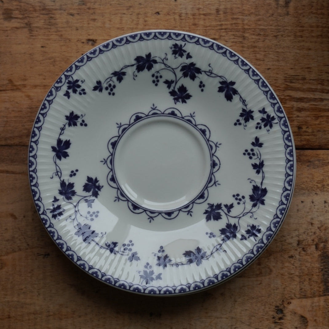 Tête-à-tête de tasses "Bluebell" en porcelaine anglaise côtelée au décor de vigne bleutée Royal Doulton modèle Yorktown