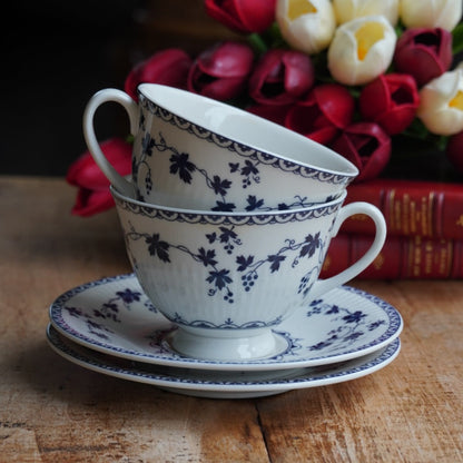 Tête-à-tête de tasses "Bluebell" en porcelaine anglaise côtelée au décor de vigne bleutée Royal Doulton modèle Yorktown