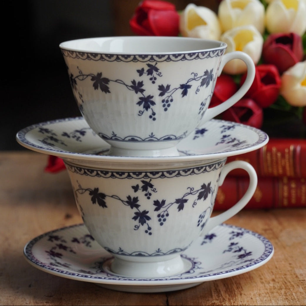 Tête-à-tête de tasses "Bluebell" en porcelaine anglaise côtelée au décor de vigne bleutée Royal Doulton modèle Yorktown
