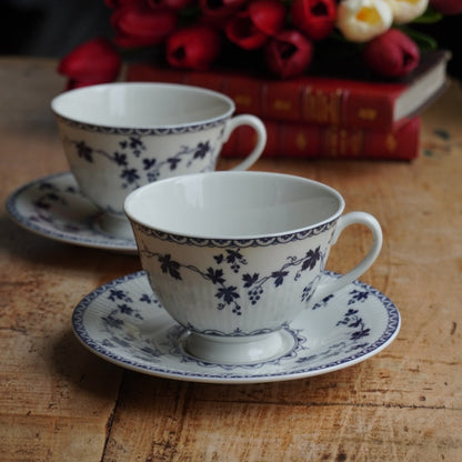 Tête-à-tête de tasses "Bluebell" en porcelaine anglaise côtelée au décor de vigne bleutée Royal Doulton modèle Yorktown