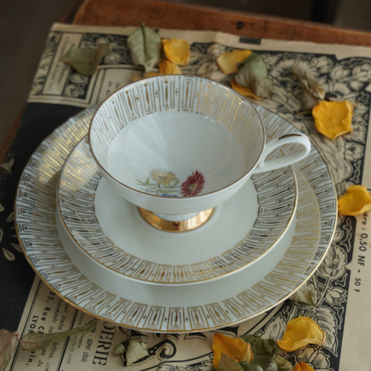 Tasse "Romee" en porcelaine allemande sur pied fleurie et dorée et son assiette à gâteau Bavaria