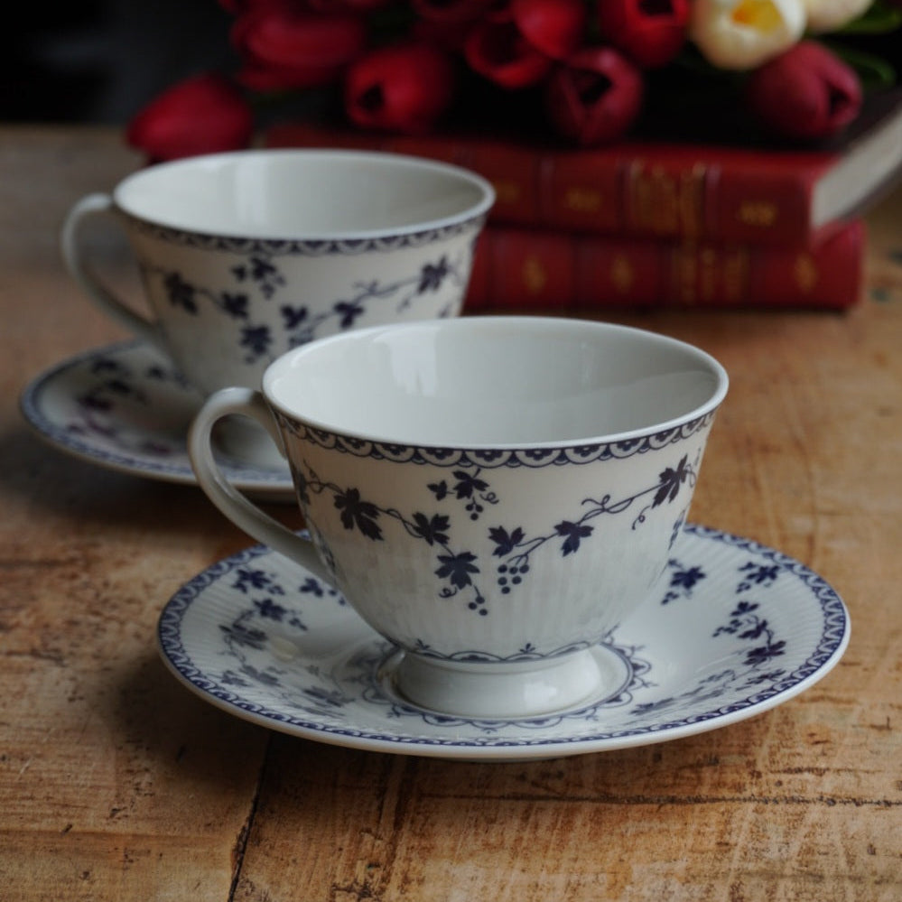 Tête-à-tête de tasses "Bluebell" en porcelaine anglaise côtelée au décor de vigne bleutée Royal Doulton modèle Yorktown