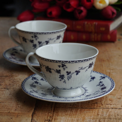 Tête-à-tête de tasses "Bluebell" en porcelaine anglaise côtelée au décor de vigne bleutée Royal Doulton modèle Yorktown
