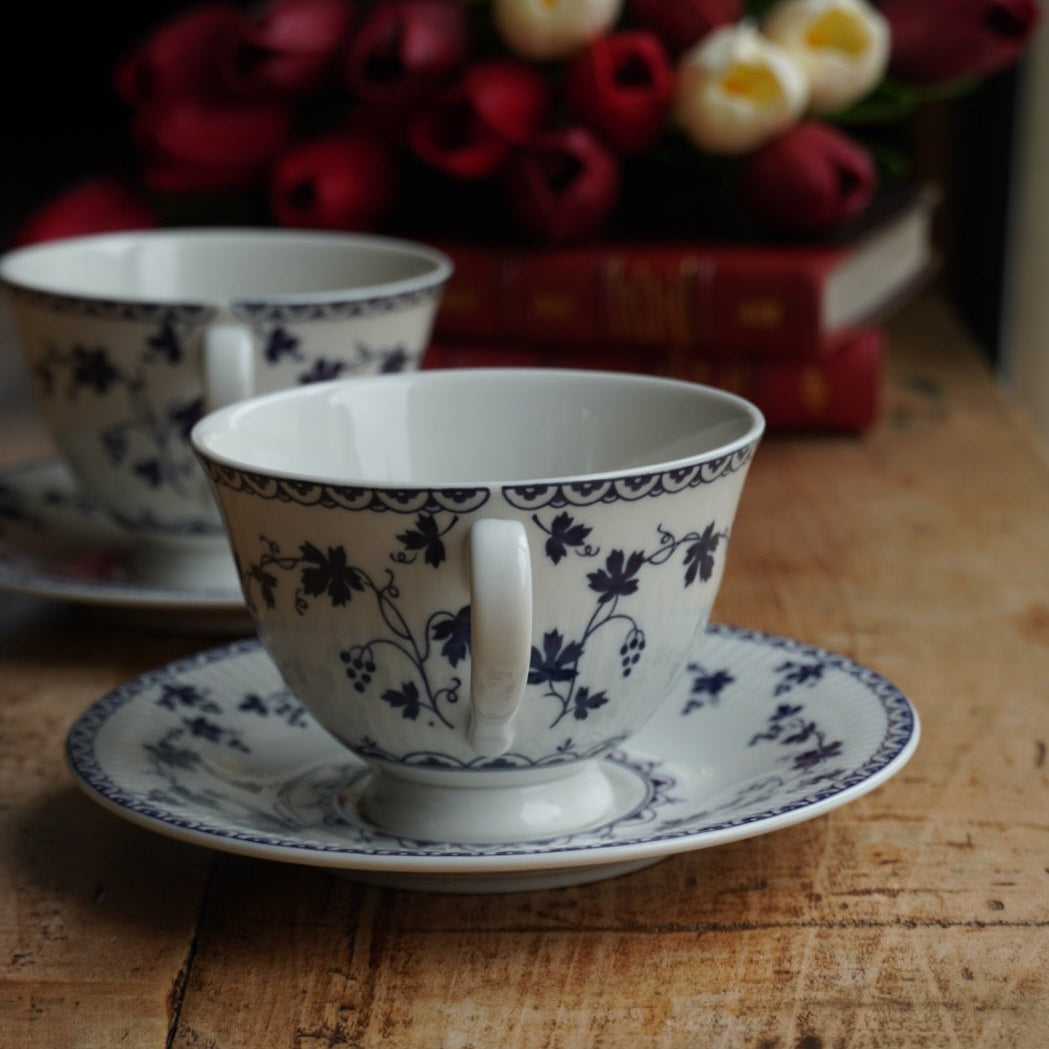 Tête-à-tête de tasses "Bluebell" en porcelaine anglaise côtelée au décor de vigne bleutée Royal Doulton modèle Yorktown