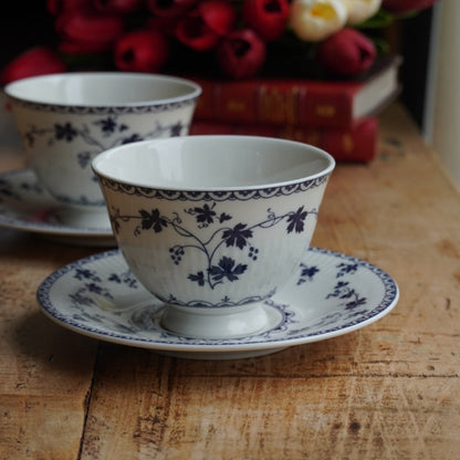 Tête-à-tête de tasses "Bluebell" en porcelaine anglaise côtelée au décor de vigne bleutée Royal Doulton modèle Yorktown