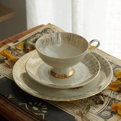 Tasse "Romee" en porcelaine allemande sur pied fleurie et dorée et son assiette à gâteau Bavaria