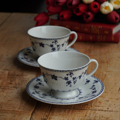 Tête-à-tête de tasses "Bluebell" en porcelaine anglaise côtelée au décor de vigne bleutée Royal Doulton modèle Yorktown