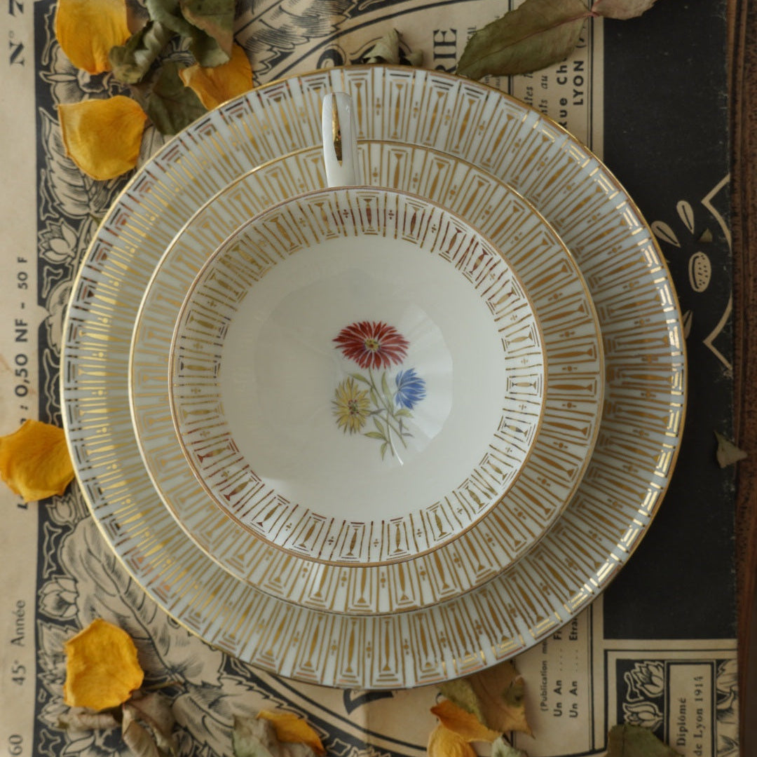 Tasse "Romee" en porcelaine allemande sur pied fleurie et dorée et son assiette à gâteau Bavaria