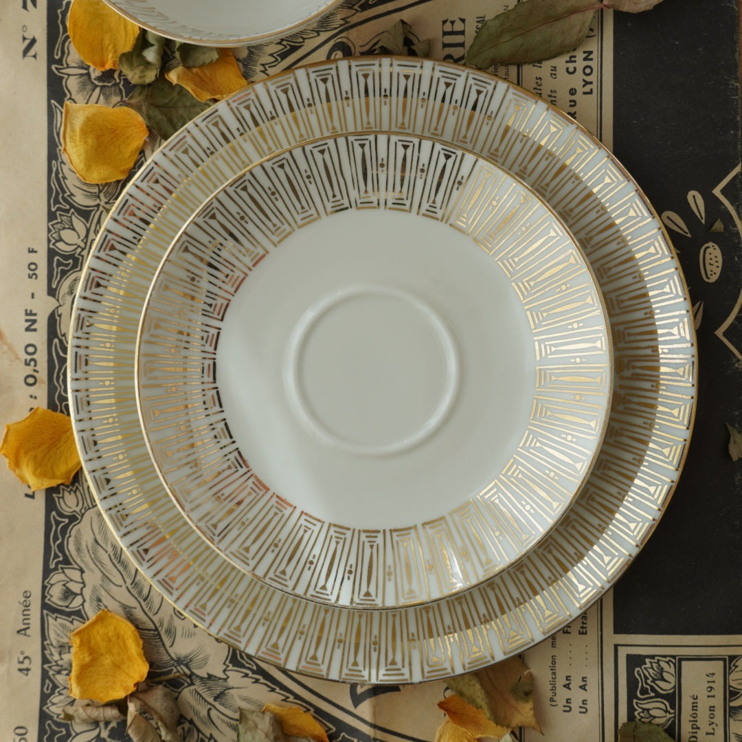 Tasse "Romee" en porcelaine allemande sur pied fleurie et dorée et son assiette à gâteau Bavaria