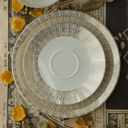 Tasse "Romee" en porcelaine allemande sur pied fleurie et dorée et son assiette à gâteau Bavaria