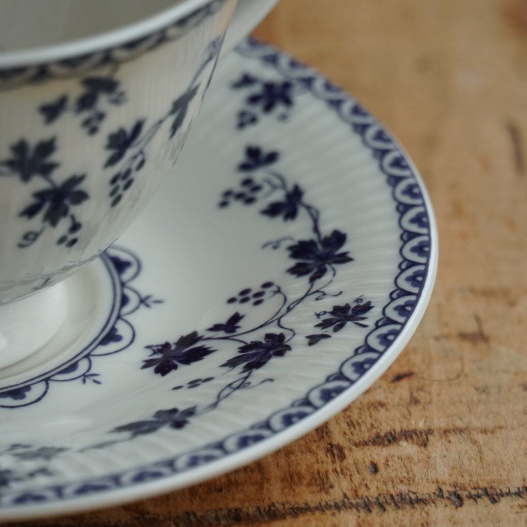 Tête-à-tête de tasses "Bluebell" en porcelaine anglaise côtelée au décor de vigne bleutée Royal Doulton modèle Yorktown