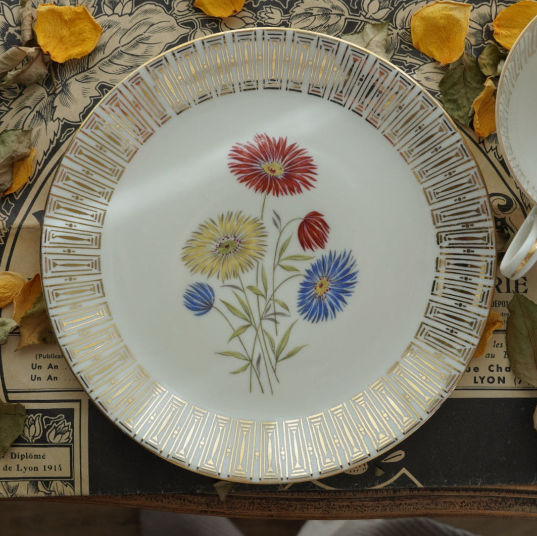 Tasse "Romee" en porcelaine allemande sur pied fleurie et dorée et son assiette à gâteau Bavaria