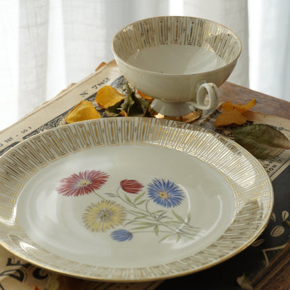 Tasse "Romee" en porcelaine allemande sur pied fleurie et dorée et son assiette à gâteau Bavaria
