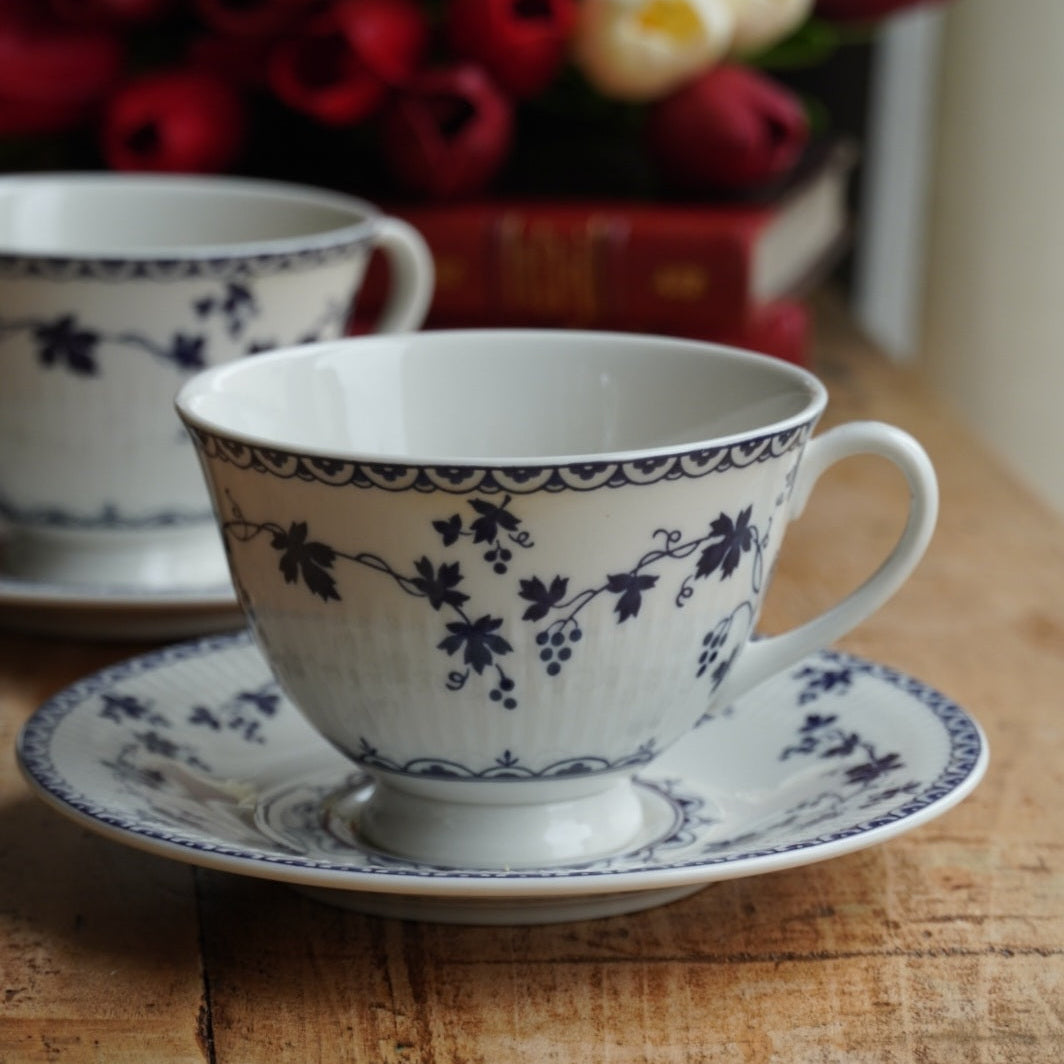 Tête-à-tête de tasses "Bluebell" en porcelaine anglaise côtelée au décor de vigne bleutée Royal Doulton modèle Yorktown