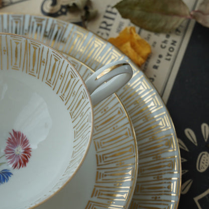 Tasse "Romee" en porcelaine allemande sur pied fleurie et dorée et son assiette à gâteau Bavaria