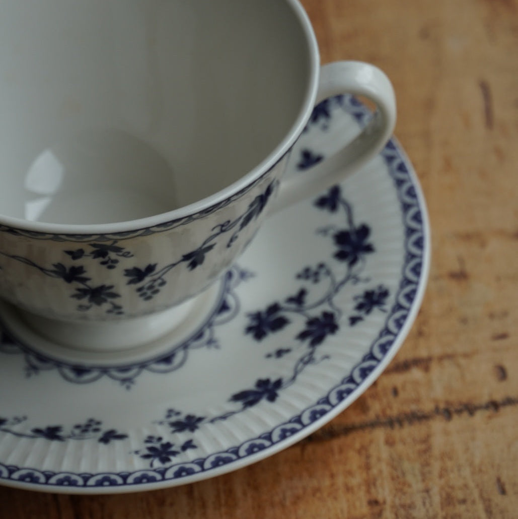 Tête-à-tête de tasses "Bluebell" en porcelaine anglaise côtelée au décor de vigne bleutée Royal Doulton modèle Yorktown