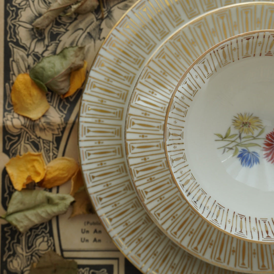 Tasse "Romee" en porcelaine allemande sur pied fleurie et dorée et son assiette à gâteau Bavaria