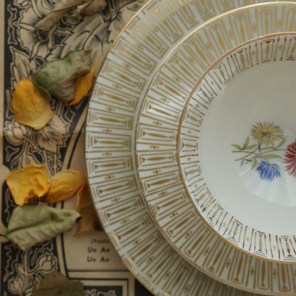 Tasse "Romee" en porcelaine allemande sur pied fleurie et dorée et son assiette à gâteau Bavaria