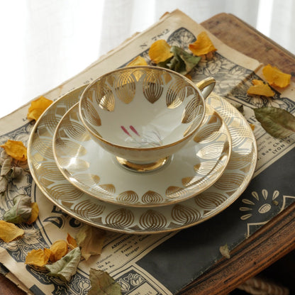 Tasse "Anina" en porcelaine allemande sur pied fleurie et dorée et son assiette à gâteau Bavaria Qualitäts-Porzellan