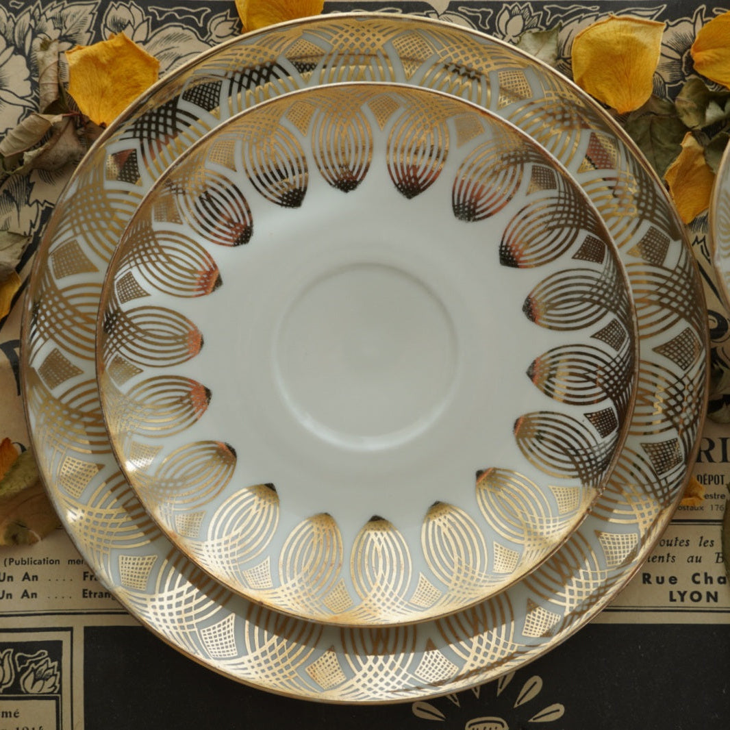 Tasse "Anina" en porcelaine allemande sur pied fleurie et dorée et son assiette à gâteau Bavaria Qualitäts-Porzellan