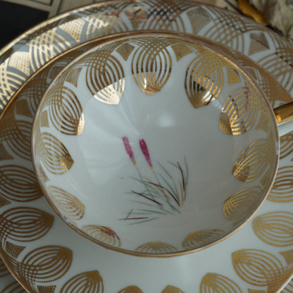 Tasse "Anina" en porcelaine allemande sur pied fleurie et dorée et son assiette à gâteau Bavaria Qualitäts-Porzellan