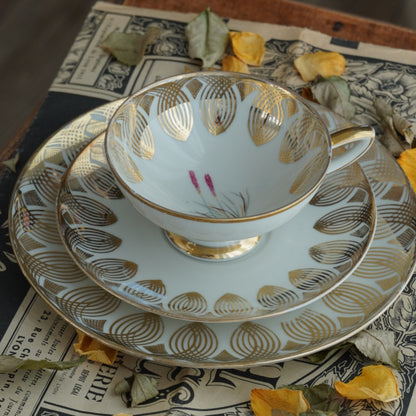Tasse "Anina" en porcelaine allemande sur pied fleurie et dorée et son assiette à gâteau Bavaria Qualitäts-Porzellan