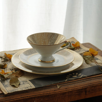 Tasse "Wilma" en porcelaine allemande sur pied fleurie et dorée et son assiette à gâteau Bavaria