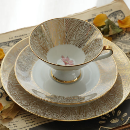 Tasse "Wilma" en porcelaine allemande sur pied fleurie et dorée et son assiette à gâteau Bavaria