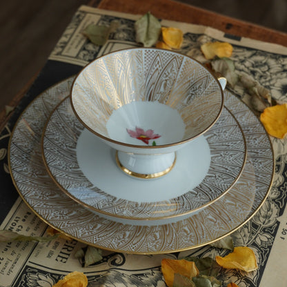 Tasse "Wilma" en porcelaine allemande sur pied fleurie et dorée et son assiette à gâteau Bavaria