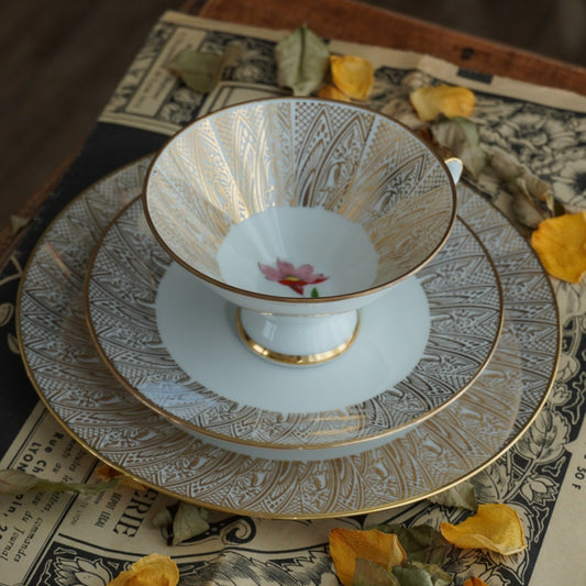 Tasse "Wilma" en porcelaine allemande sur pied fleurie et dorée et son assiette à gâteau Bavaria