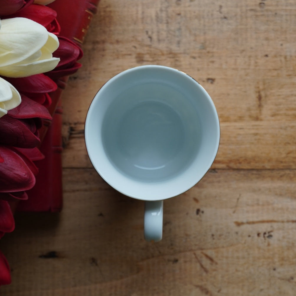 Mug "Lily" en porcelaine anglaise côtelée fleurie et dorée