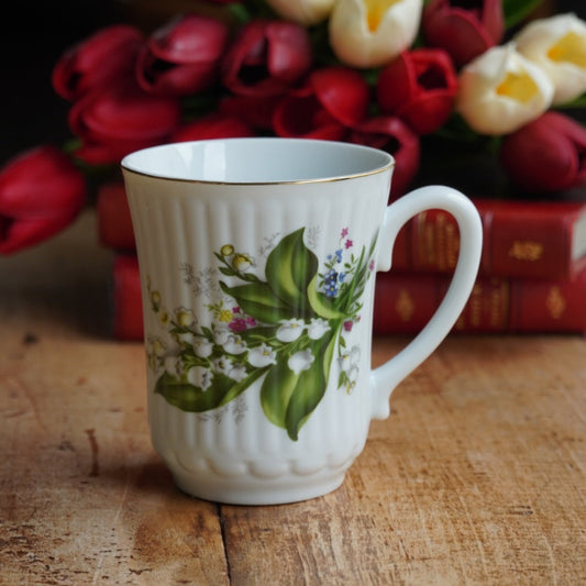 Mug "Lily" en porcelaine anglaise côtelée fleurie et dorée